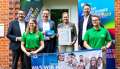 Personengruppe: IHK Präsident und Mitarbeiter Bereich Aus- und Weiterbildung, EUROIMMUN Vorstandsvorsitzender, Ausbildungsleiterin, Auszubildende